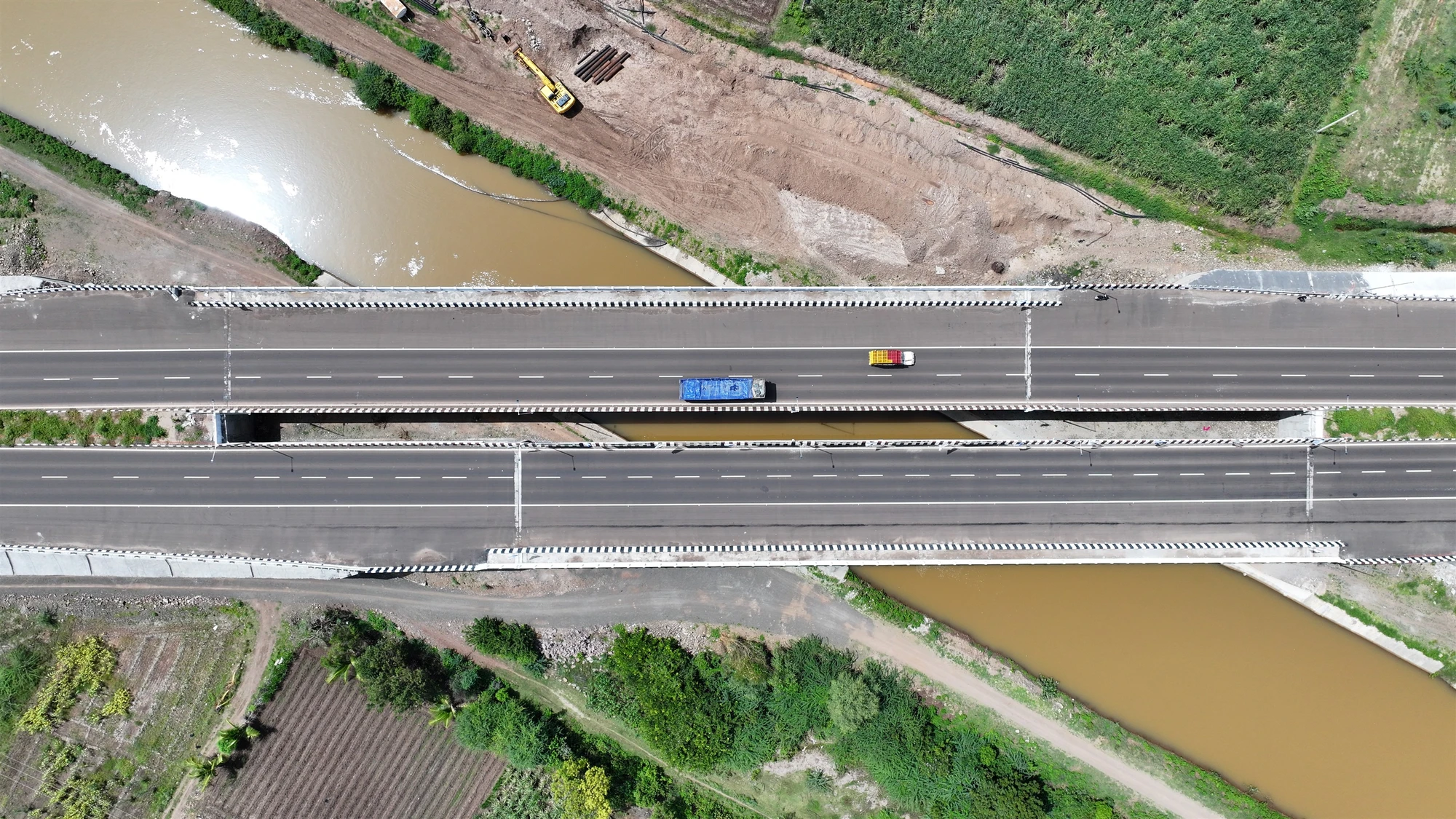 The completed bridge deck, seen from directly above